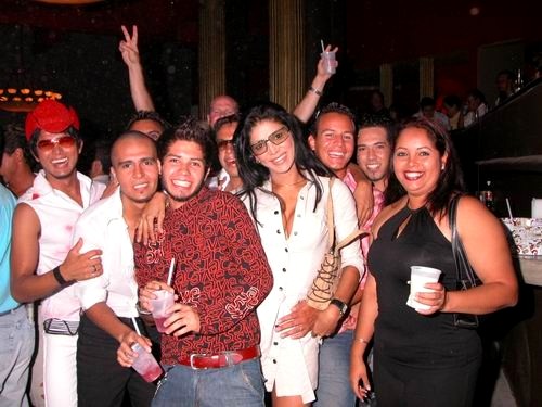 http://www.discoveryvallarta.com/gay-puerto-vallarta-discos-antros-bars-nypv-party.JPG