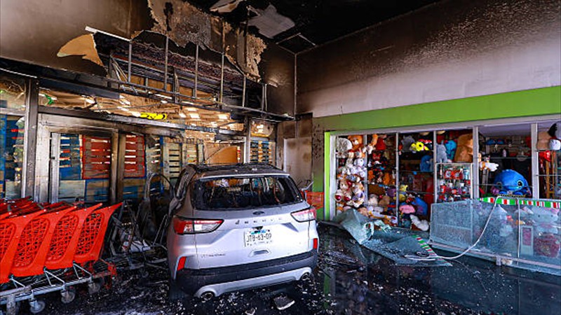 DECENAS DE COMERCIOS FUERON INCENDIADOS