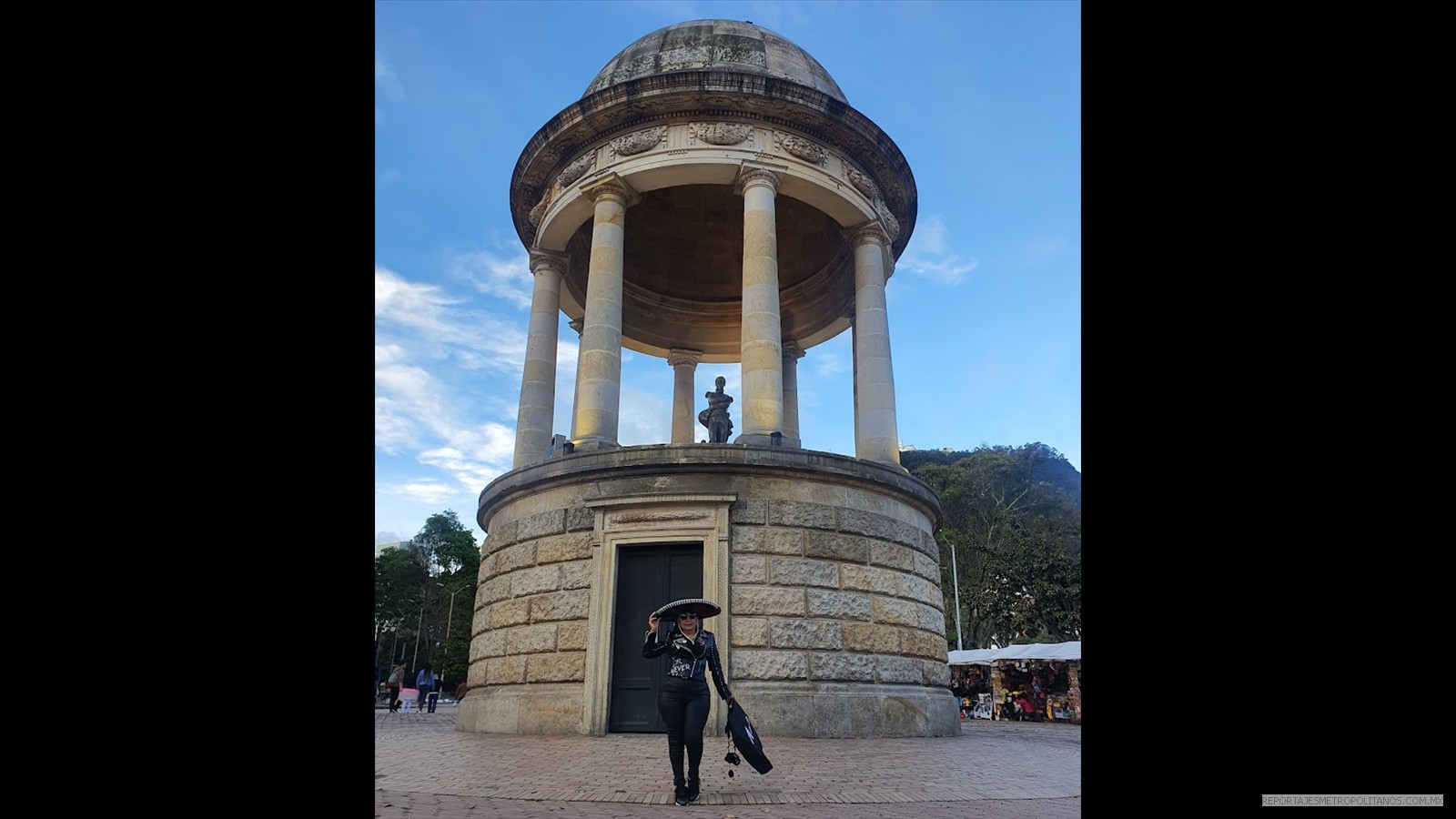  PLAZA GABRIEL GRACIA MARQUEZ  Y MONUMENTO AL PERIODISTA