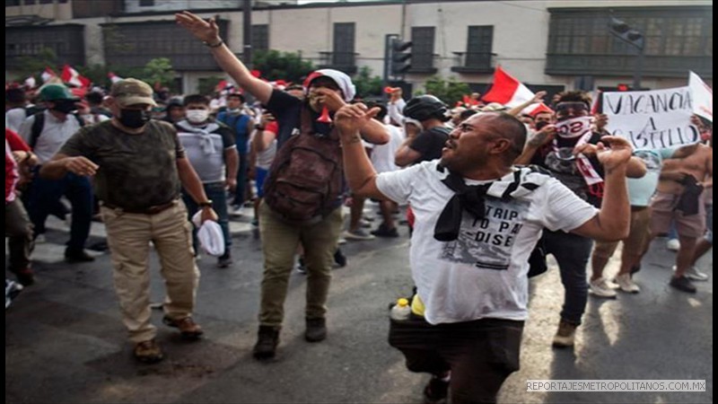  PERUANOS SE REBELAN A TOQUE DE QUEDA. PIDEN RENUNCIA DE CASTILLO