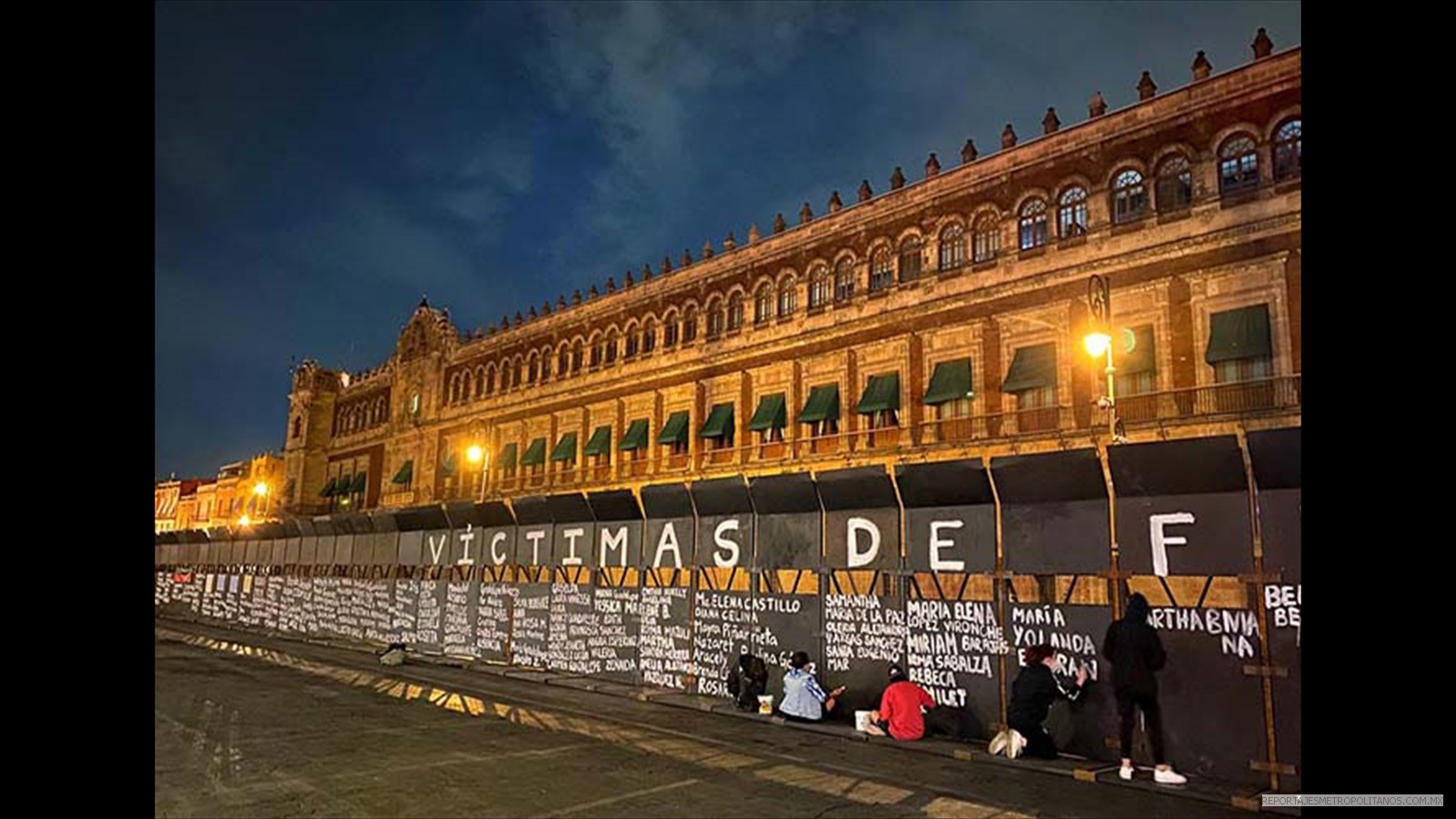  ¡JUSTICIA!, CLAMAN MEXICANAS ANTE A UN PALACIO AMURALLADO