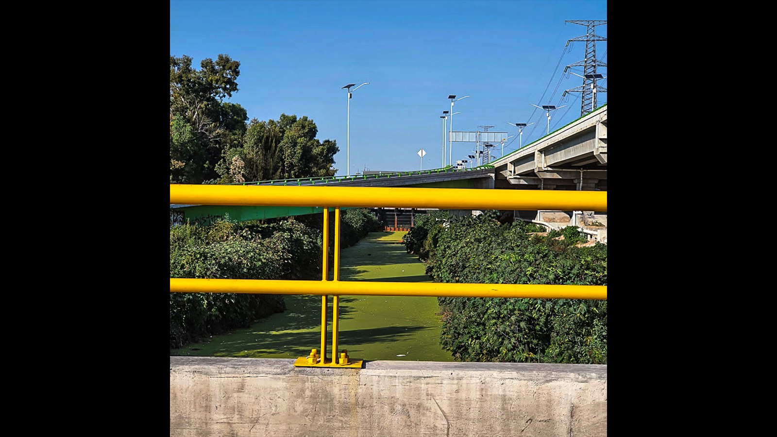 CUYAS  INDUSTRIAS ARROJAN AGUAS RESIDUALES AL CANAL DE AGUA NEGRAS 