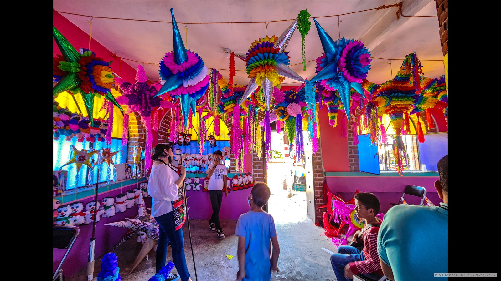 LA PIÑATA ES EL DIABLO QUE DEBE ROMPERSE 