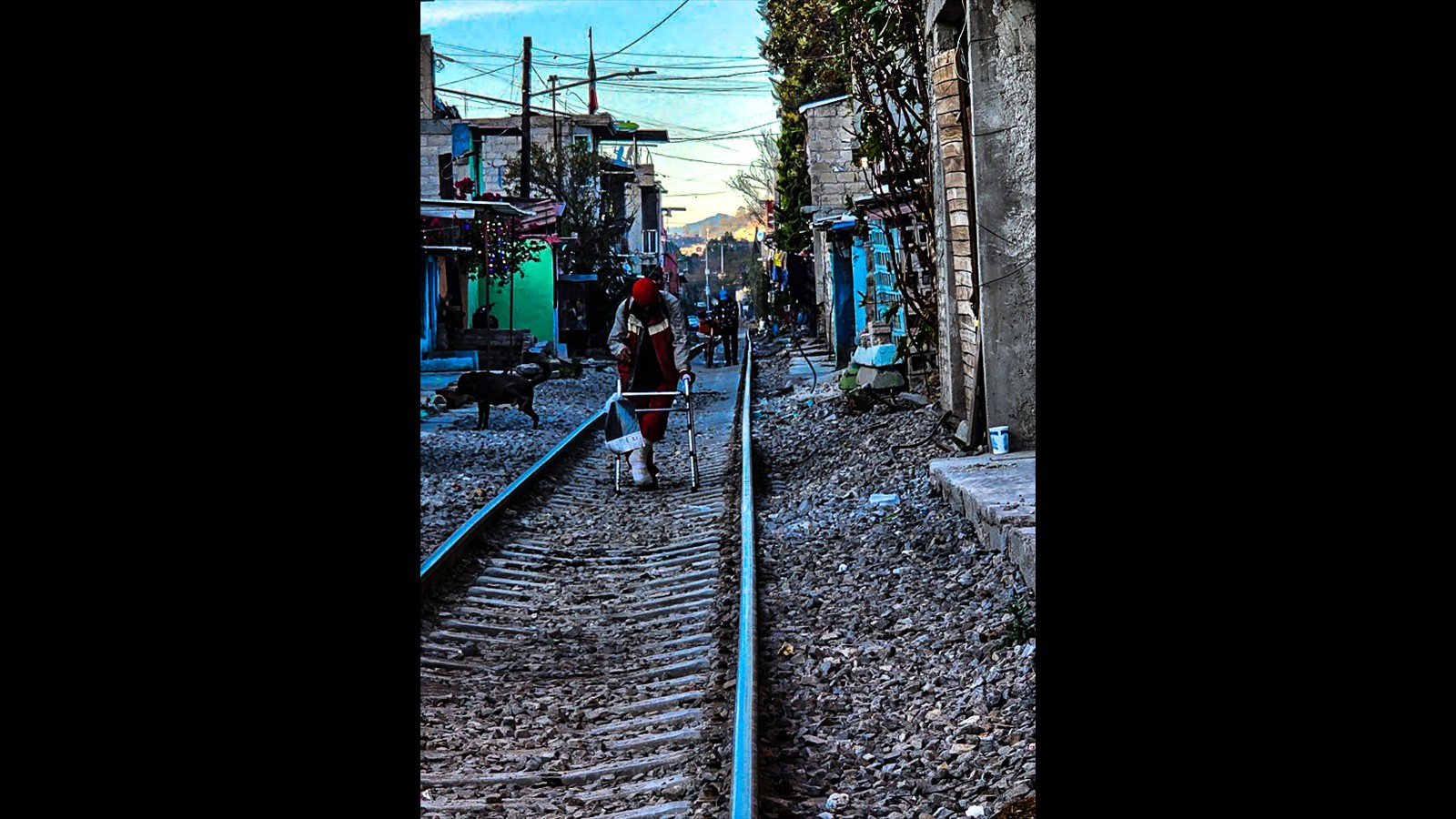 MILES DE PERSONAS VIVEN EN ZONAS DE ALTO RIESGO COMO VIAS DEL TREN 