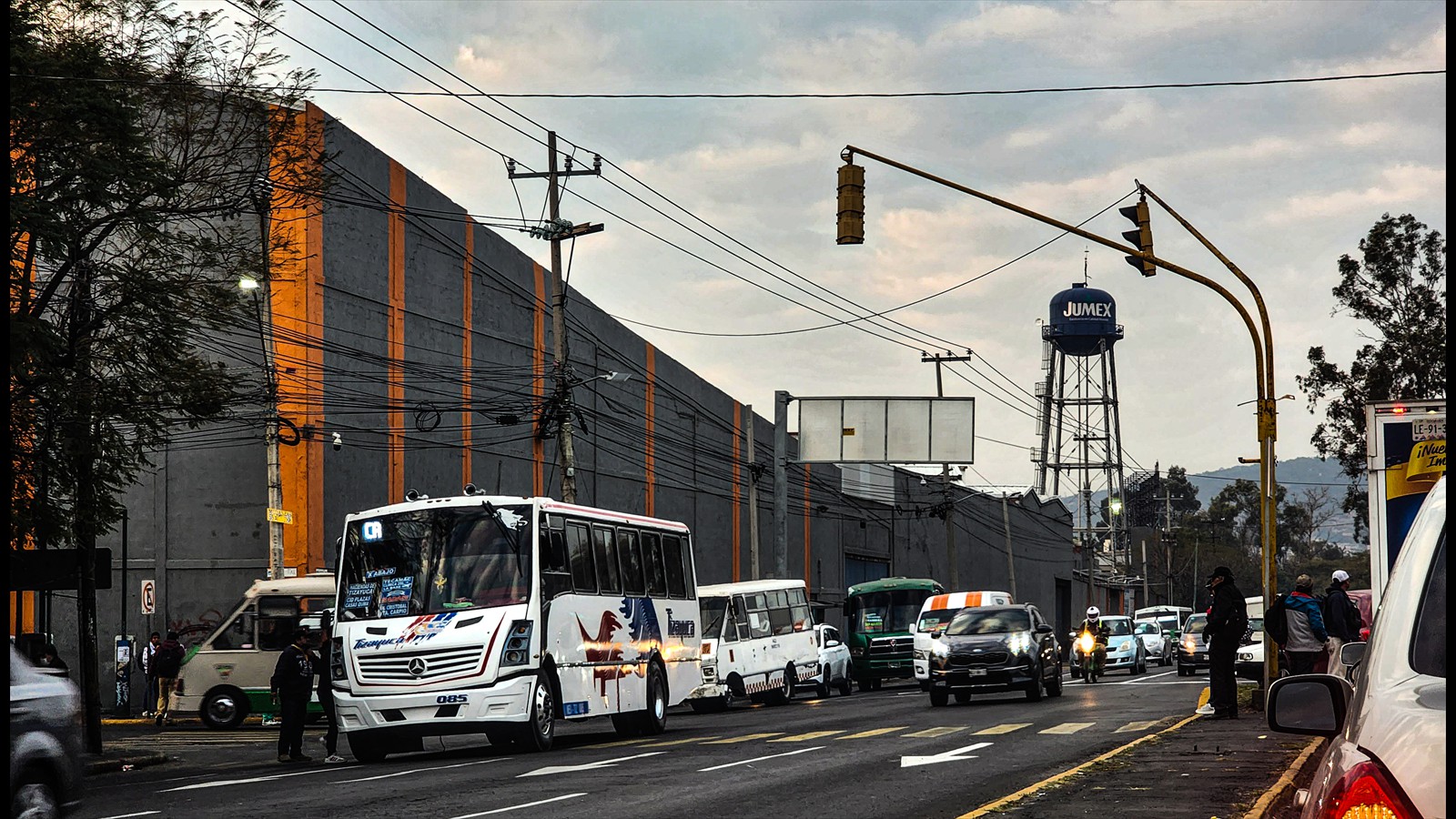 A LOS MILES DE TRABAJADORES QUE USAN EL TRANSPORTE A DIARIO 