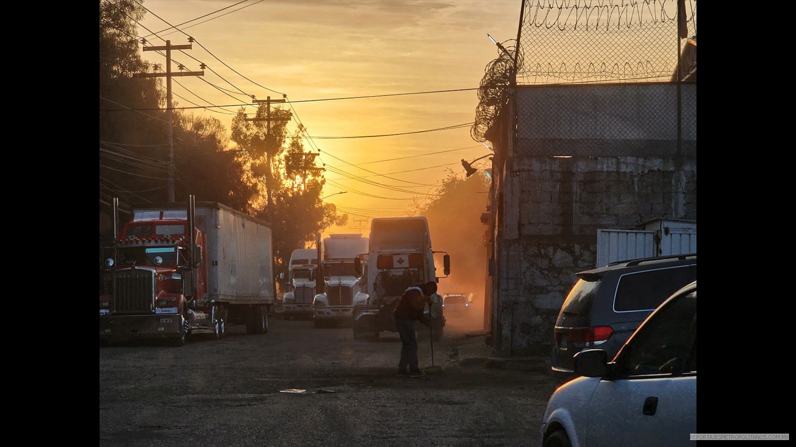 HAY DEFICIENCIA EN LA PAVIMENTACIÓN, ALUMBRADO PÚBLICO