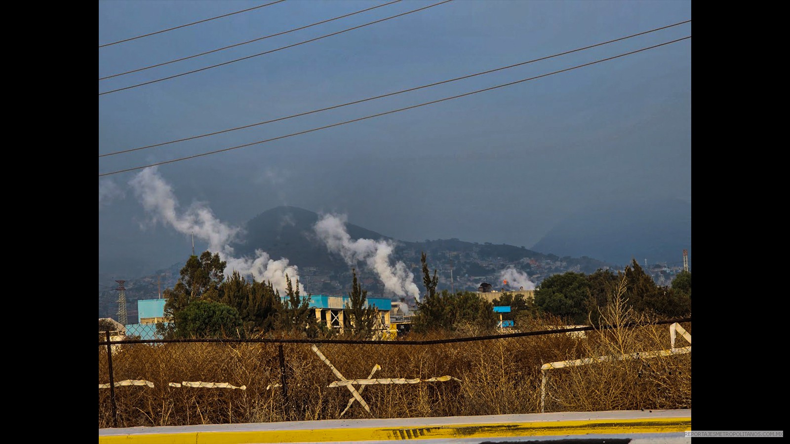 LOAS CHIMINEAS DE LAS EMPRESAS EXPULSAN HUMO Y VAPOR TOXICO TODO EL TIEMPO