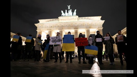 EN BERLIN, ALEMANIA, EXIGEN QUE PAREN AL ASESINO DE VLADIMIR HITLER O ADOLF PUTIN 