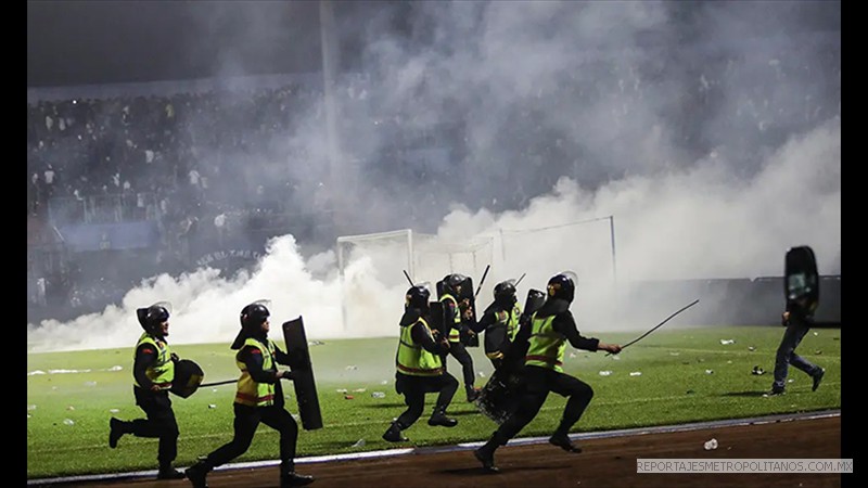   VIOLENCIA Y ESTAMPIDA EN ESTADIO DE FUTBOL DE INDONESIA DEJA 174 MUERTOS