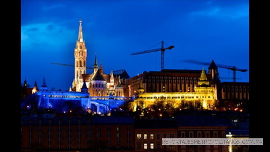 El Bastión de los Pescadores se ilumina con los colores de la bandera ucraniana, en Budapest