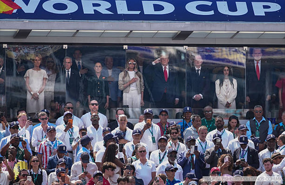 El presidente de EE. UU., Donald Trump (al centro), la primera dama Melania Trump y el presidente de la FIFA Gianni Infantino asisten a la final de la Copa Mundial de la FIFA 2026