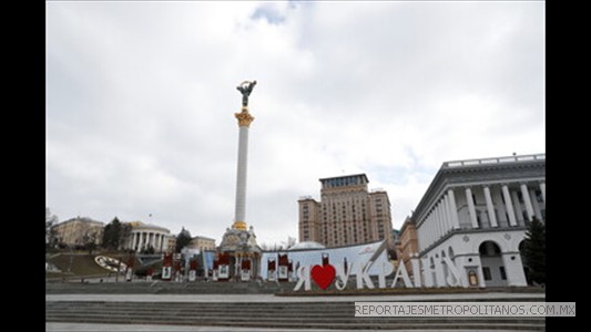 AMO A UCRANIA, SE LEE EN GRANDES LETRAS EN PLAZA DE LA INDEPENDENCIA DE KIEV