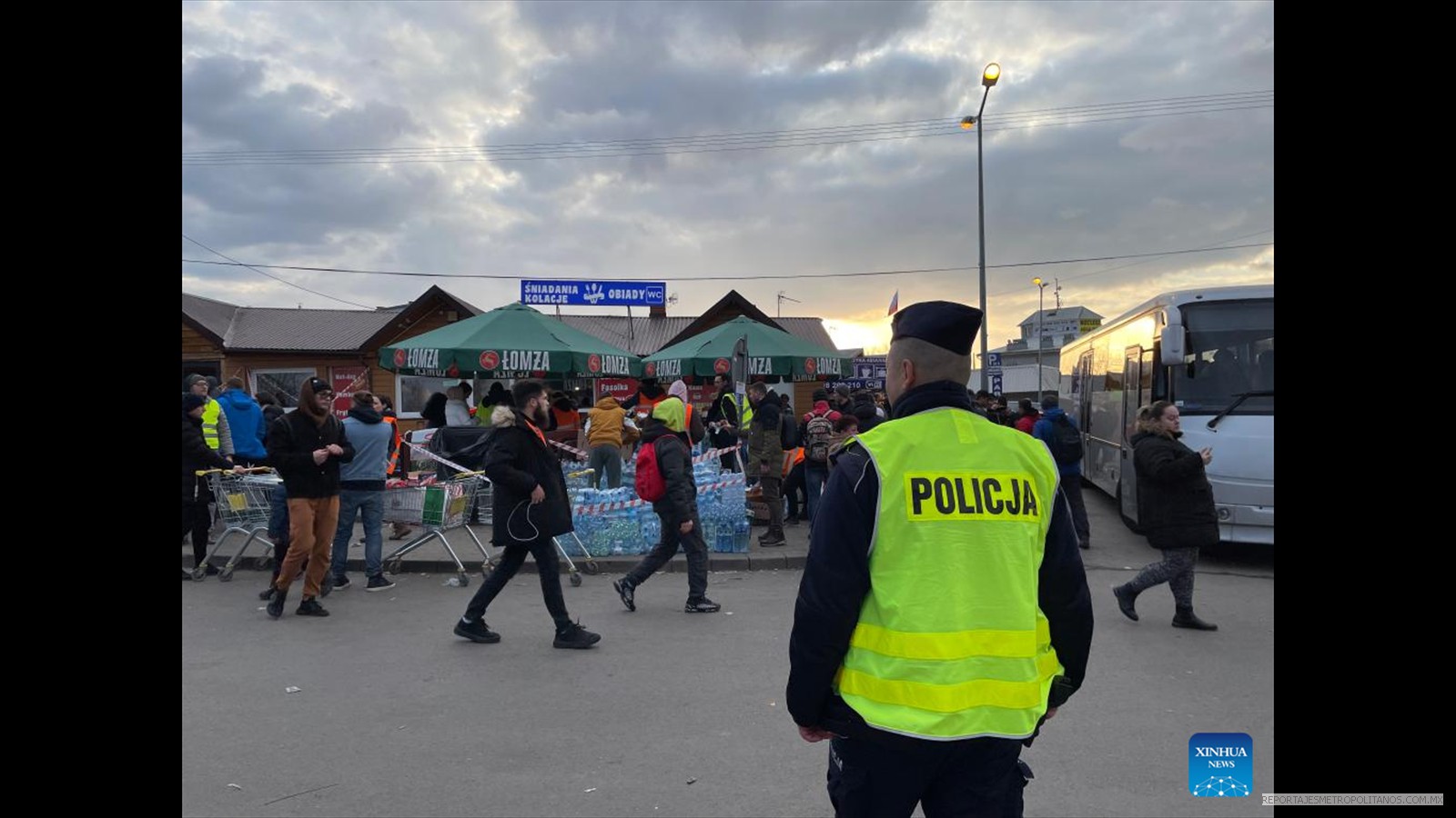 UCRANIANOS CRUZANDO LA FRONTERA DE POLONIA