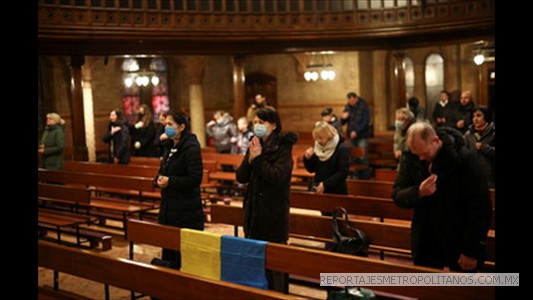 Fieles asisten a un servicio vespertino en la Catedral Católica Ucraniana de la Sagrada Familia en el centro de Londres.