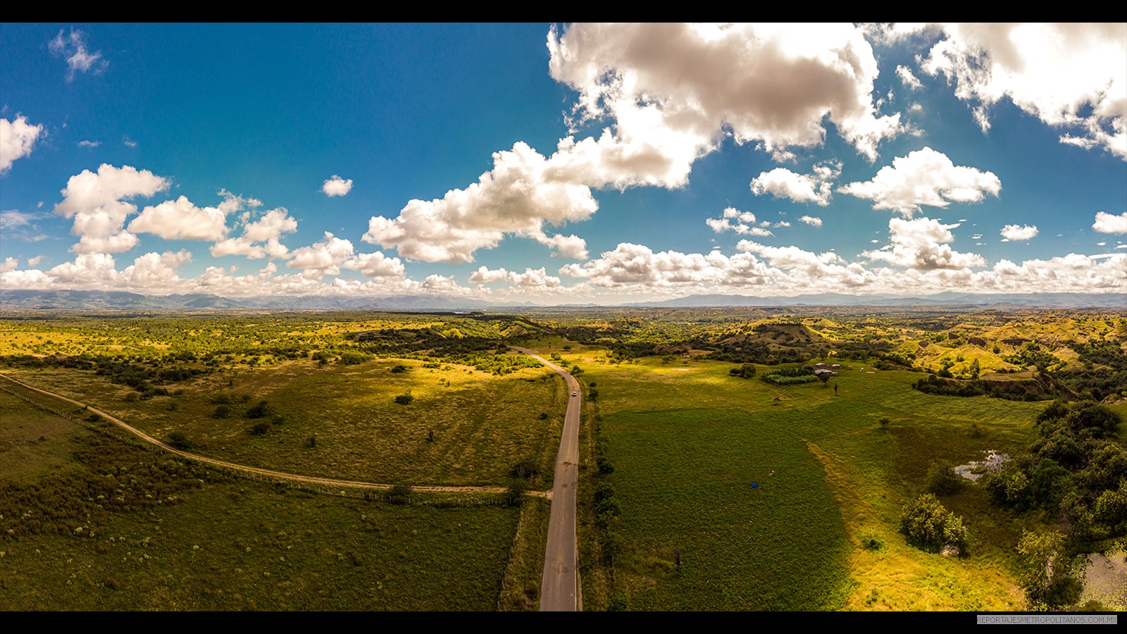 fotografía panorámica aérea de la carretera que conduce al desierto de la tatacoa