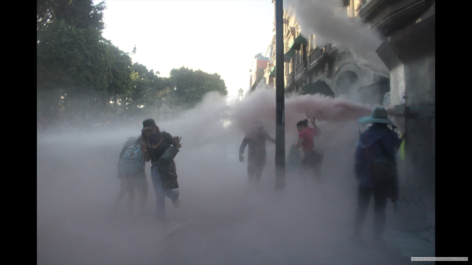 GAS LACRIMOGENO A MANIFESTANTES EN PUEBLA