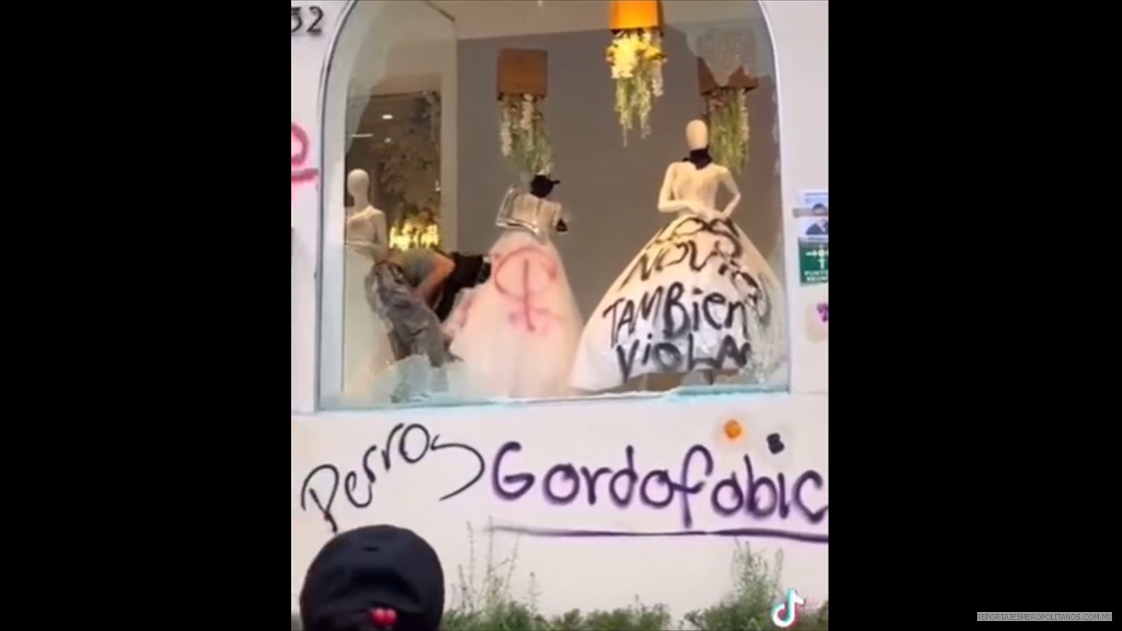 Grafitean vestidos en Guadalajara, Jalisco