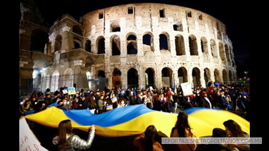 Marcha con velas para pedir la paz y mostrar solidaridad con el pueblo ucraniano, en Roma