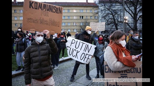 PUTIN VETE A LA MIIERDA, SE LEE EN LOS CARTELES DE LOS MANIFESTANTES CONTRA LA GUERRA 