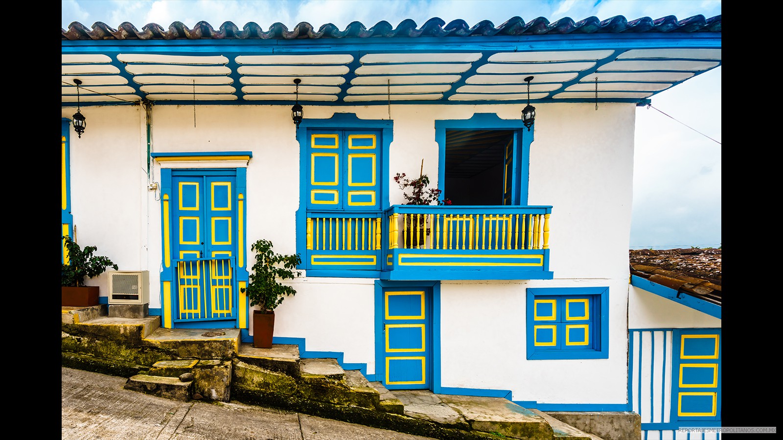 Vista sobre el colorido balcón colonial del casco antiguo de Salento en Colombia