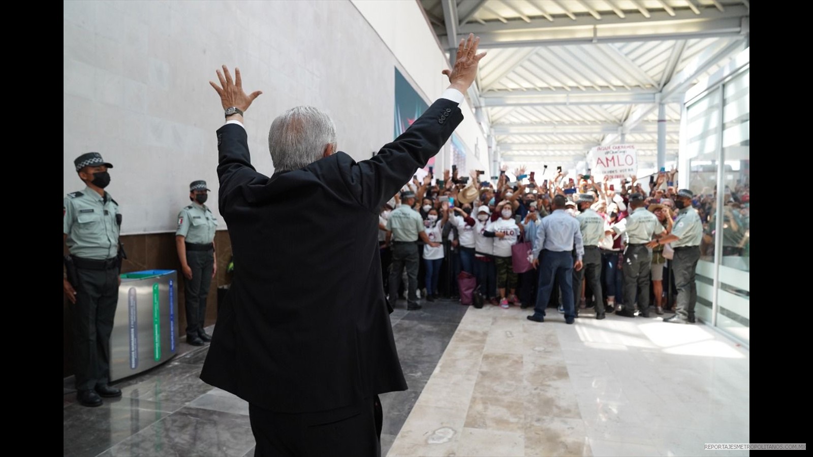 EL PRESIDENTE LOPEZ OBRADOR SALUDA A LOS VISITANTES 