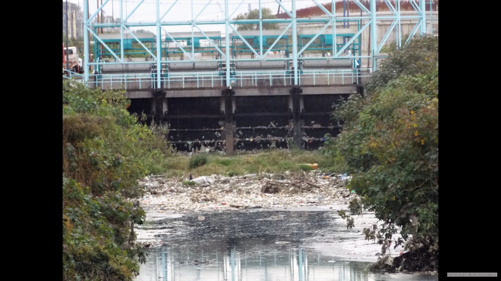 LLENO DE BASURA, ACEITE Y DESPERCIDIOS INDUSTRIALES 