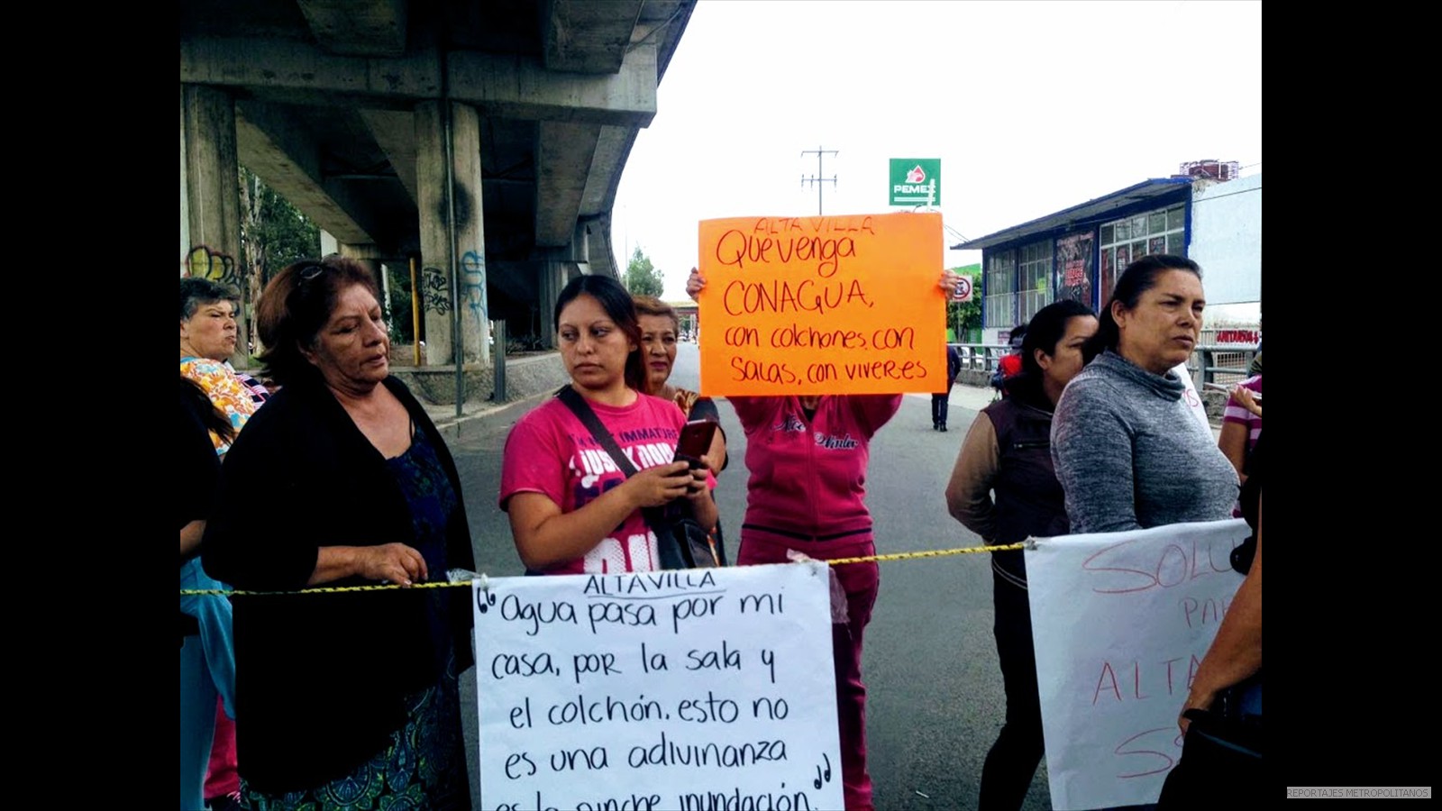 Damnificados por el el desbordamiento agua negras 