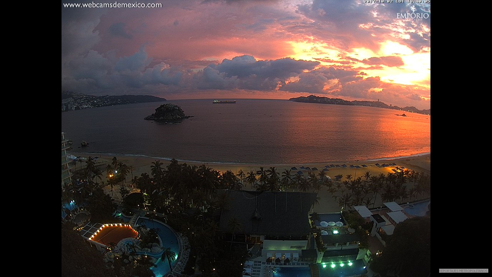 EL TURISTICO ACAPULCO, GUERRERO, CON UN CIELO CALIDO 