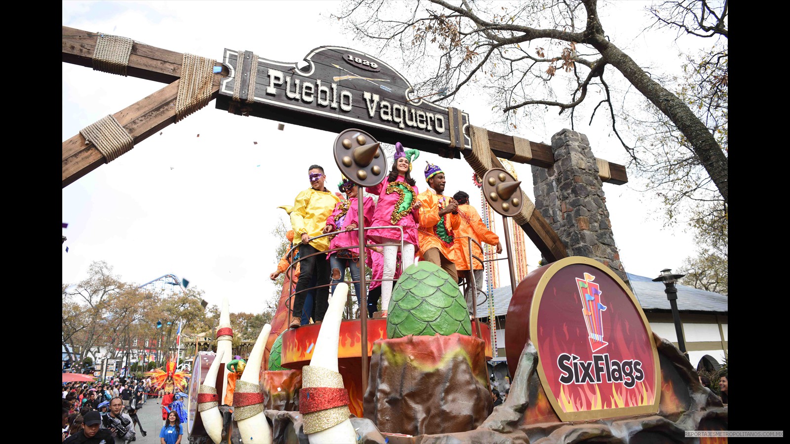 Desfilan ocho carros alegoricos 