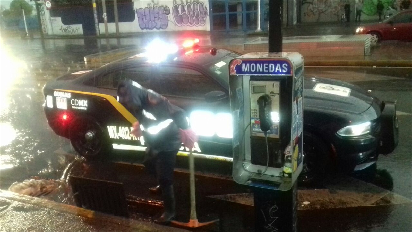 Policías capitalinos y bomberos auxiliaron a la población