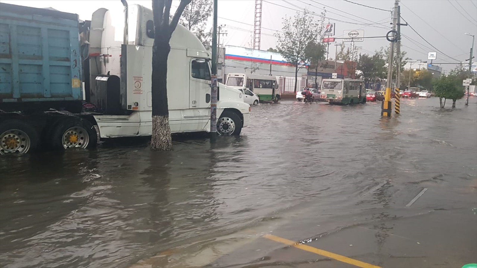 La lluvia agravó el tradicional caos vial 