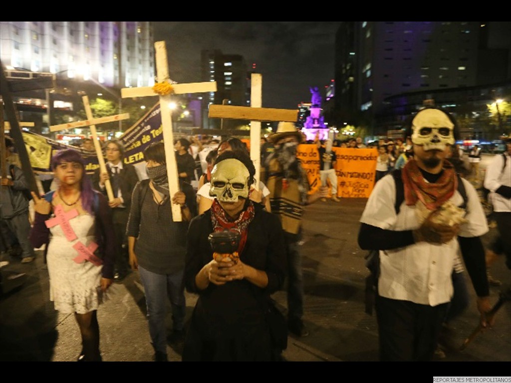 Cruces, calaveras, incienso en reclamo nacional 