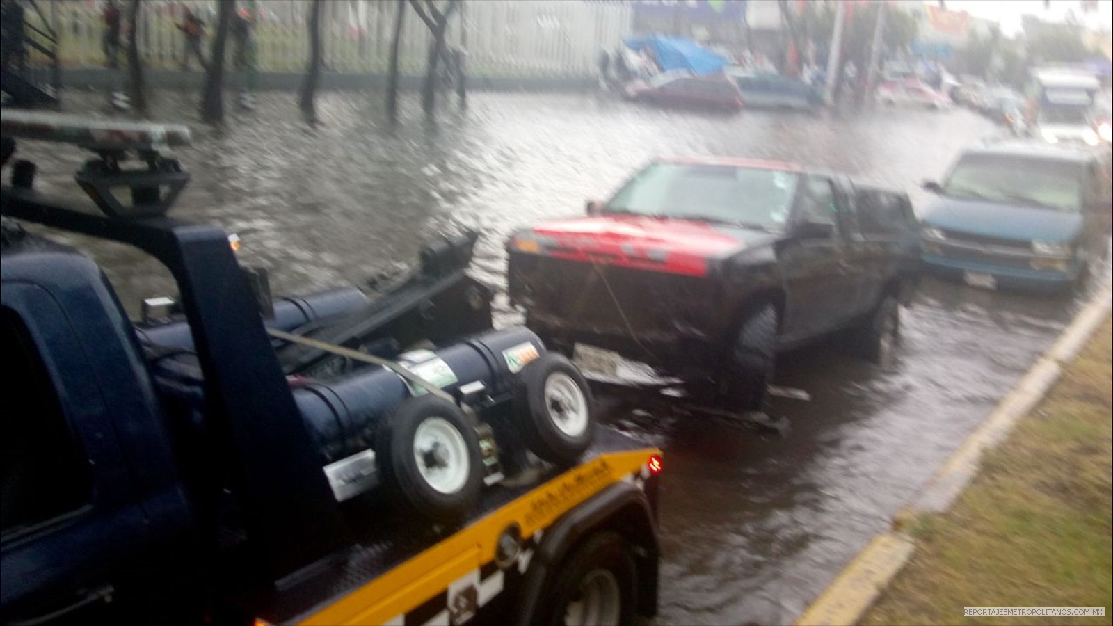 REMOLCARON VEHICULOS AFECTADOS POR EL AGUA