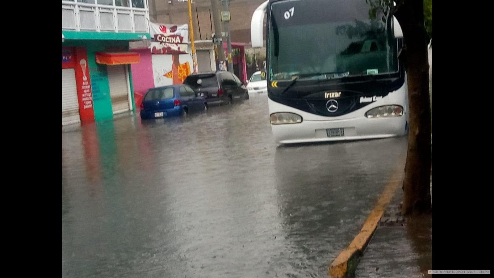 CAOS VIAL EN LA CAPITAL POR INUDACIONES 