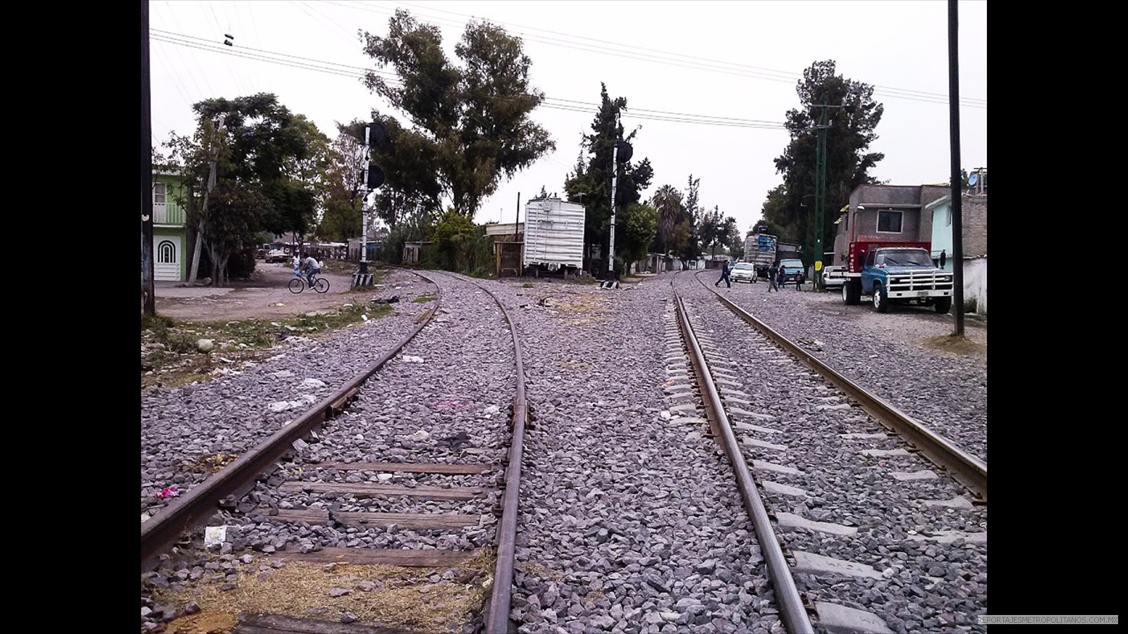 ANTES ESTABA A ORILLAS DEL TREN 