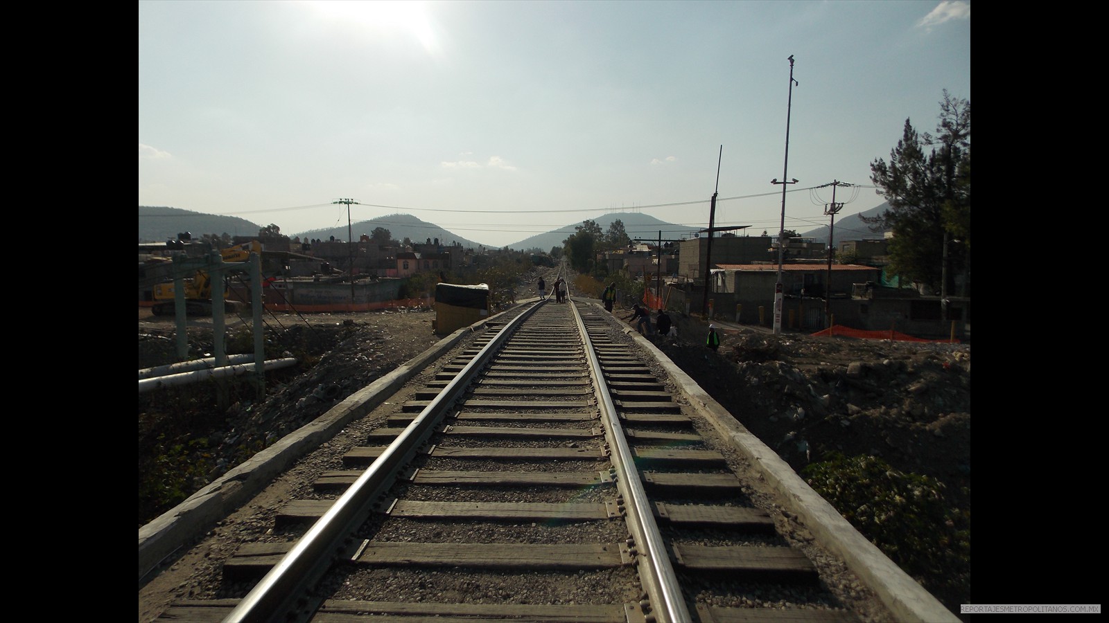 RIELES DEL TREN REBLANDECIDOS POR FUGAS DE GAUA 