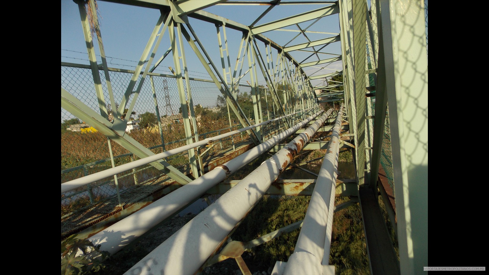  SOBRE UN PUENTE QUE UTILIZA LA GENTE PARA ATRAVESAR