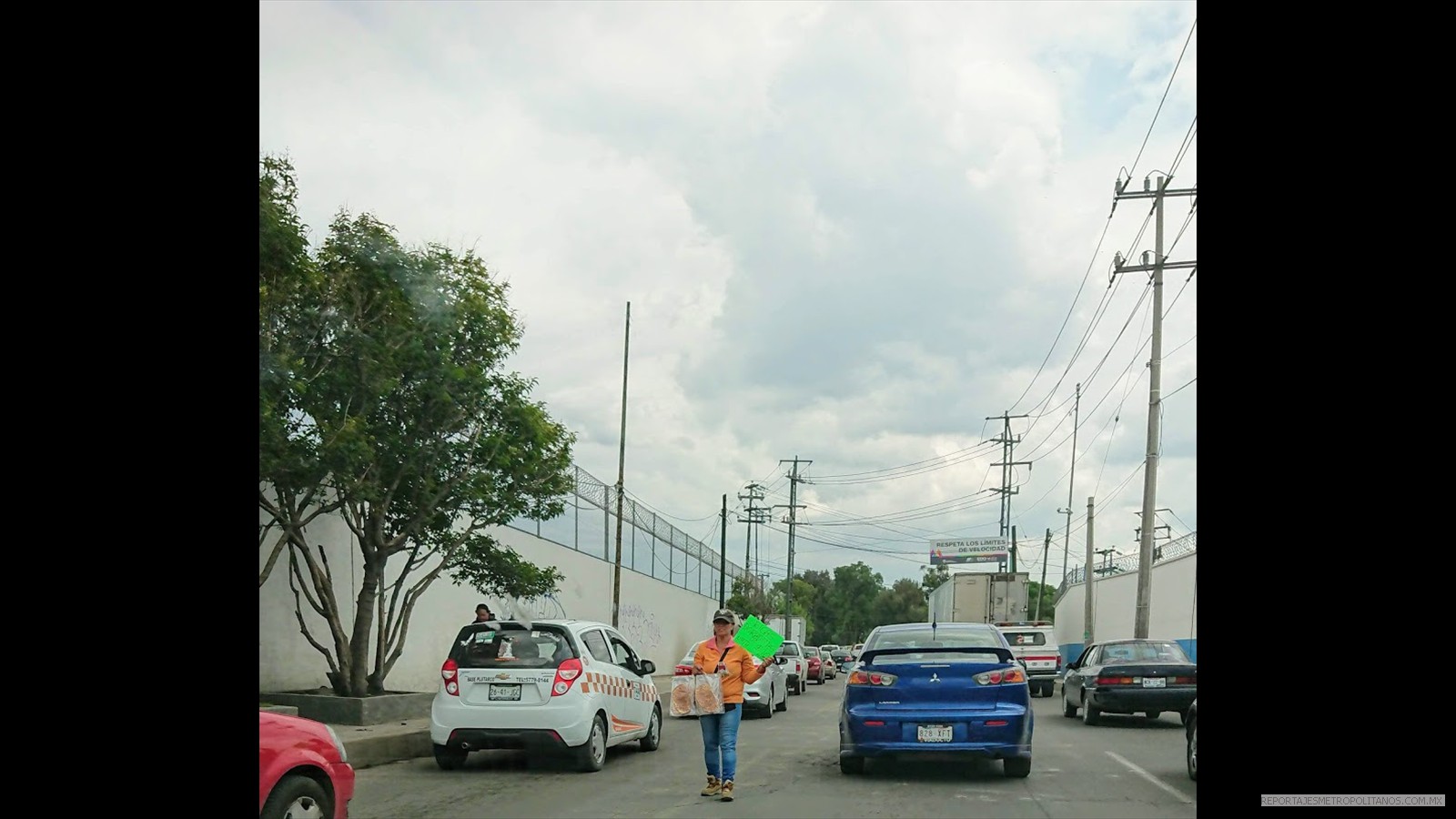 El caos vial  trae ventas para los ambulantes