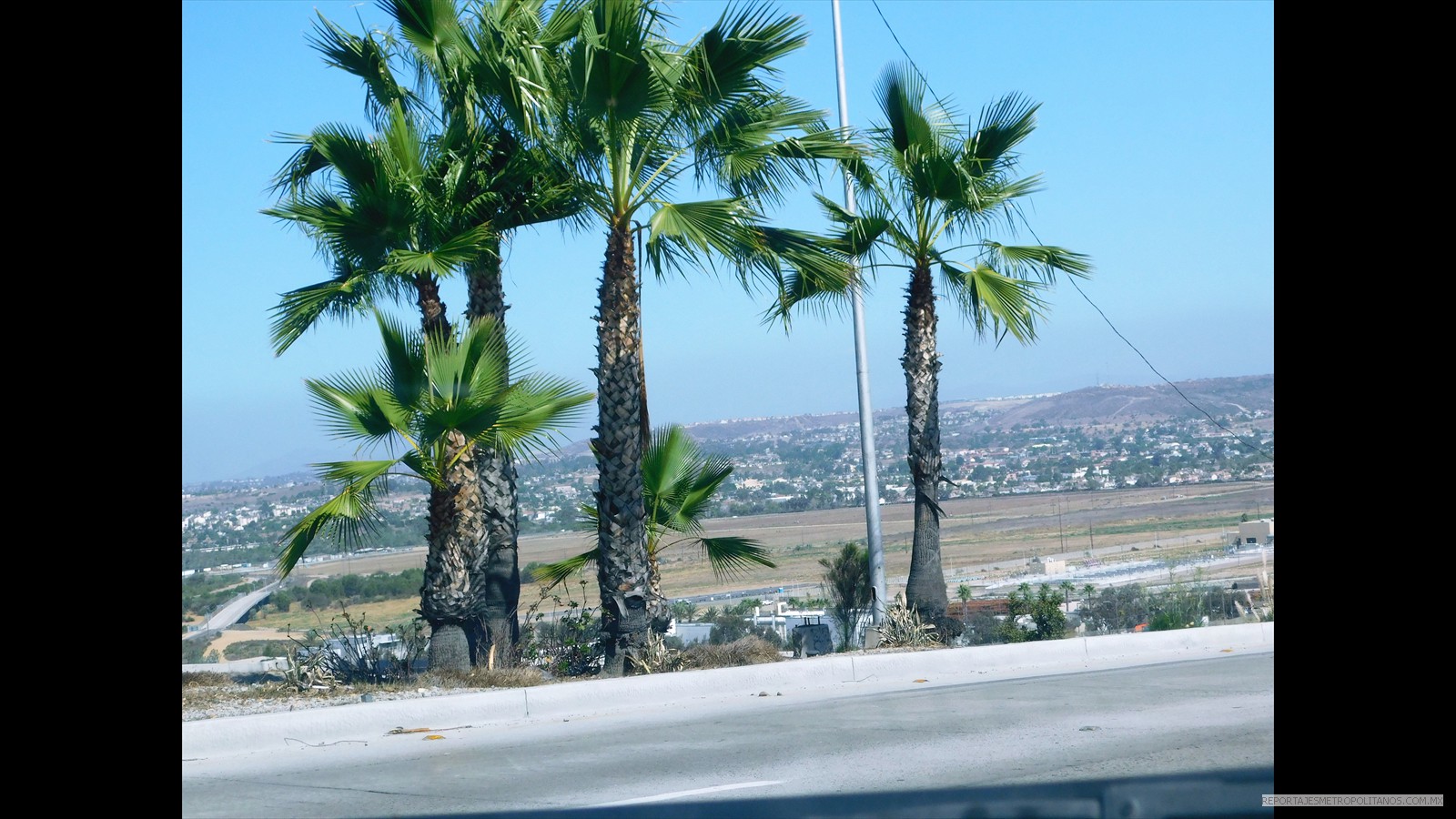 Parte de la Frontera Mex-EEUU. La  banqueta divide a San Ysidro de Tijuana