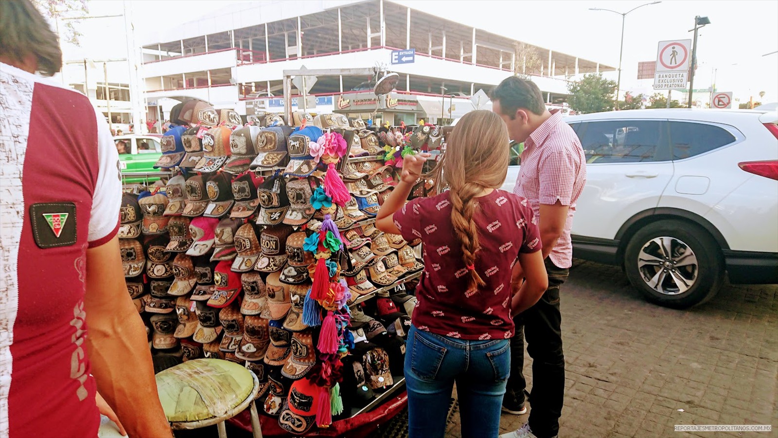 GORRAS, LLAVEROS, BOLSAS, TODO DE PIEL 