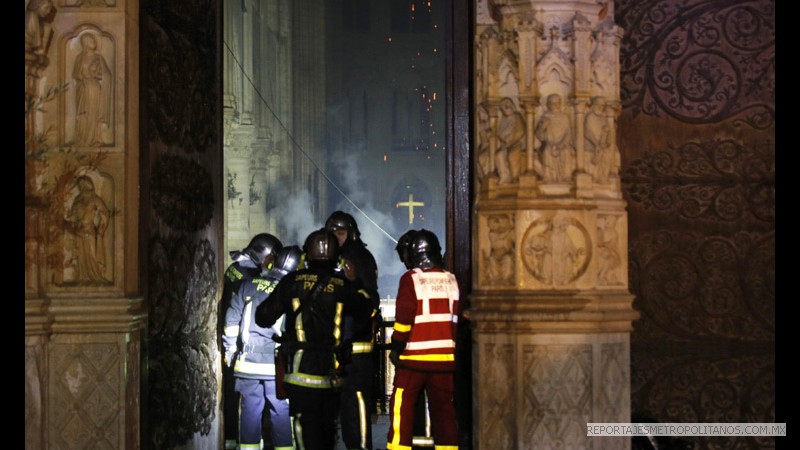 Cerchttps://reportajesmetropolitanos.com.mx/capillaabiertaa_abril_19.htma de 500 bomberos salvaron su estructura y rescataron valiosas reliquias