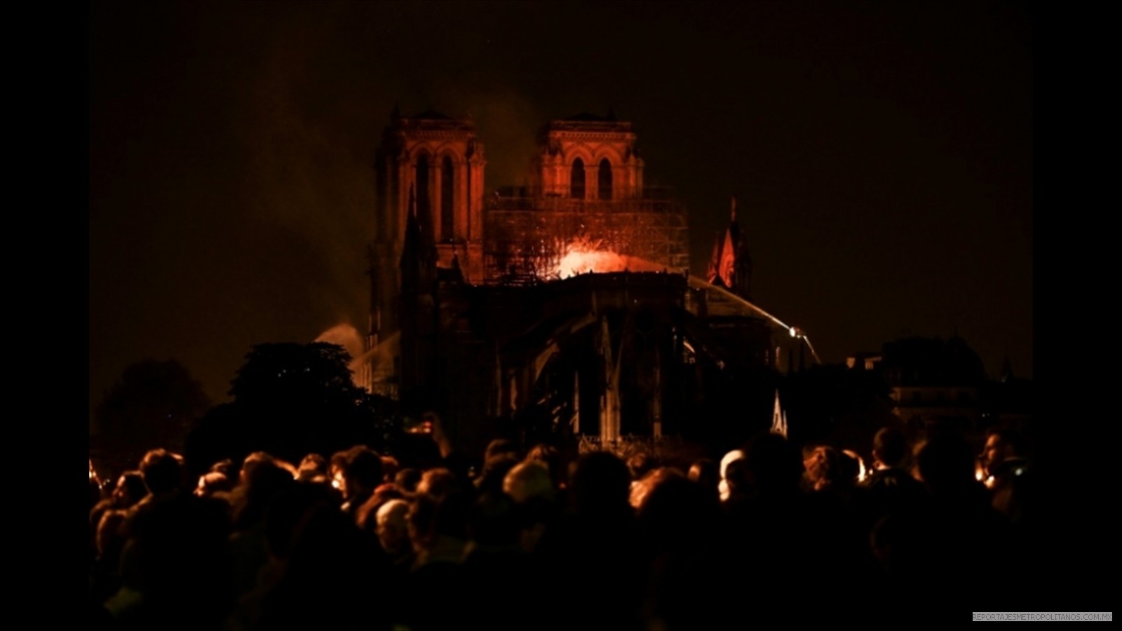 En poco más de una hora el fuego devastó uno de los símbolos de París 