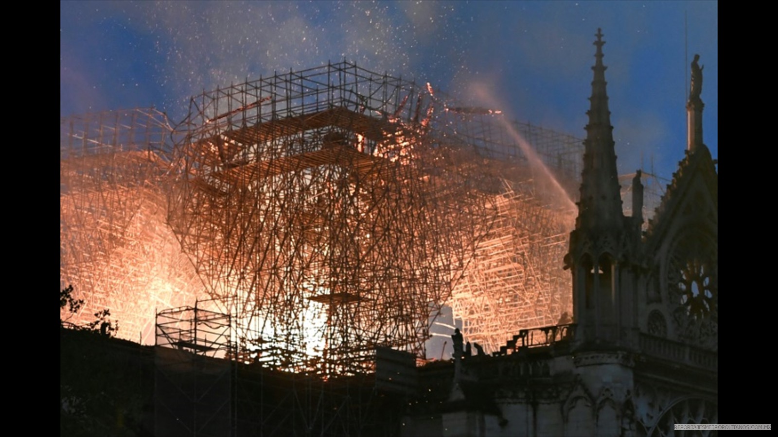 El fuego quemó el techo de madera de más de 100 metros de longitud