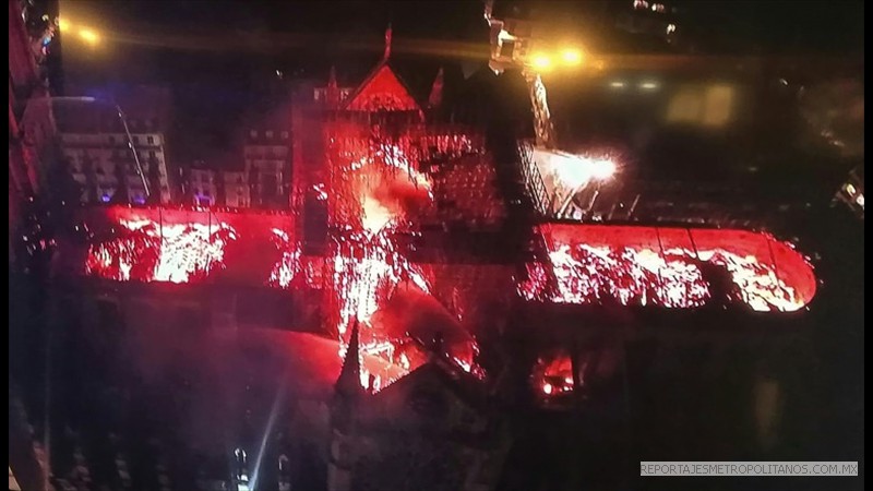 LA CIUDAD DE LUZ VIO ARDER SU EMBLEMATICA NOTRE DAME