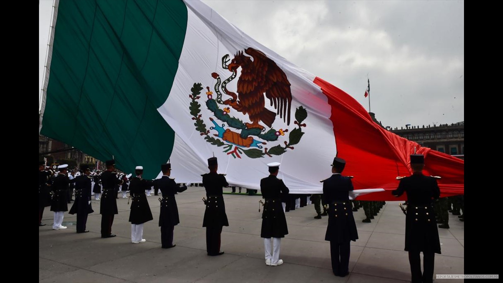 EL DESFILE MILITAR INICIO IZANDO LA BANDERA