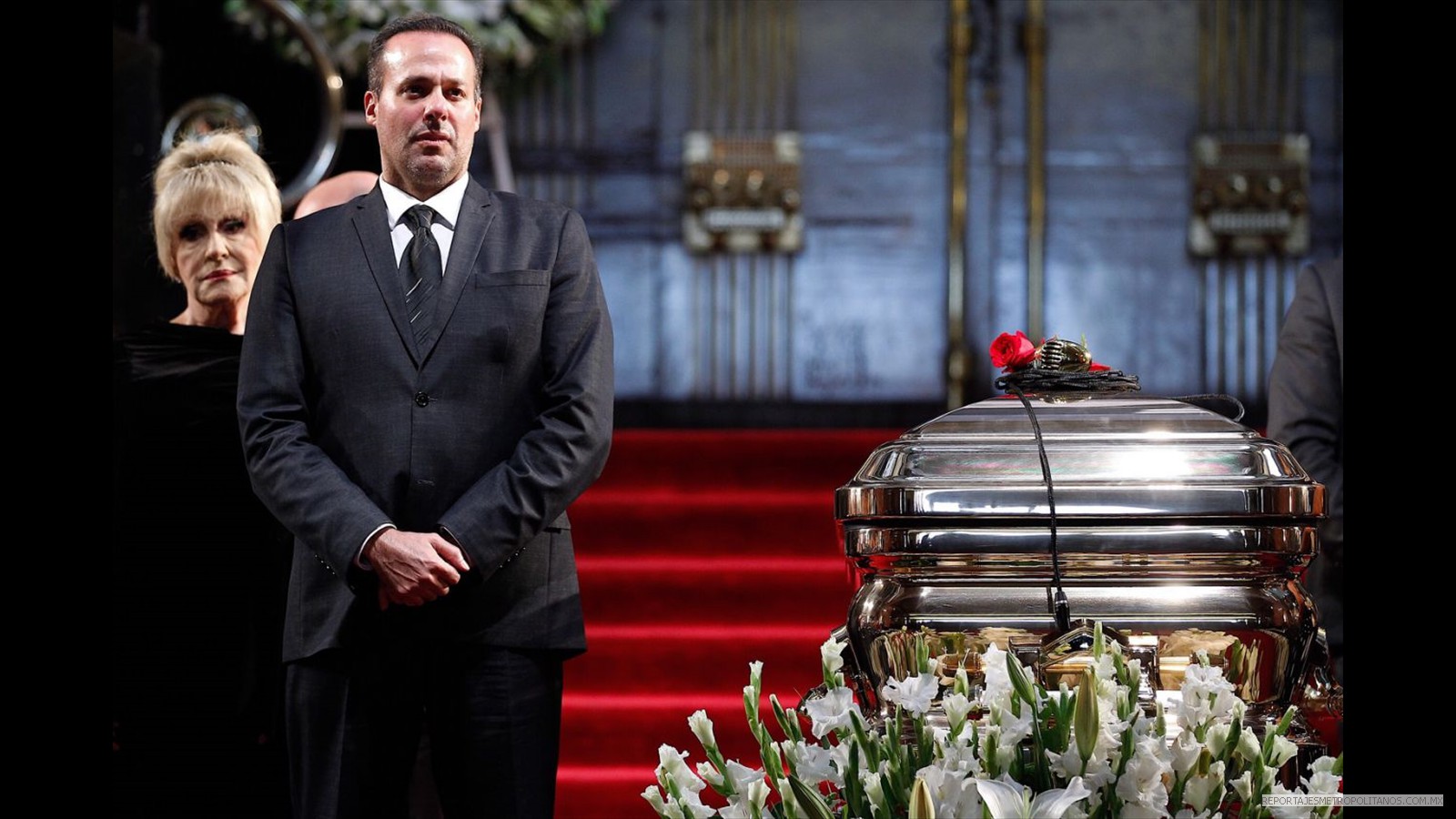 SU PRIMER ESPOSA ANEL Y SUS HIJOS ENCABEZARON LA CEREMONIA LUCTUOSA