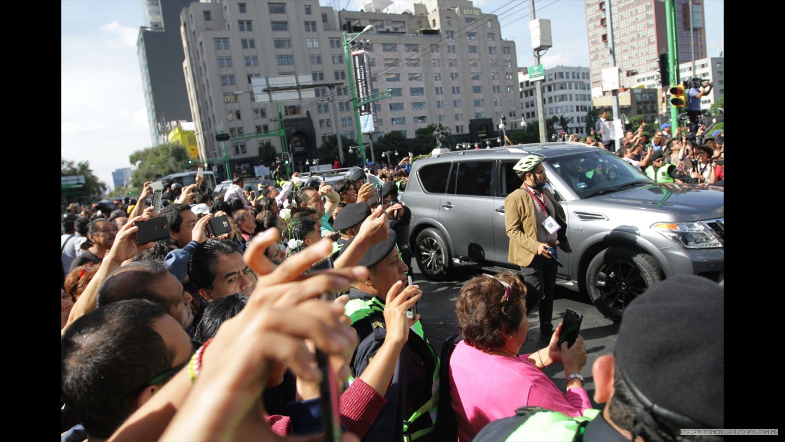 EN EL TRAYECTO MILES DE PERSONAS LO DESPIDIERON EFUSIVAMENTE