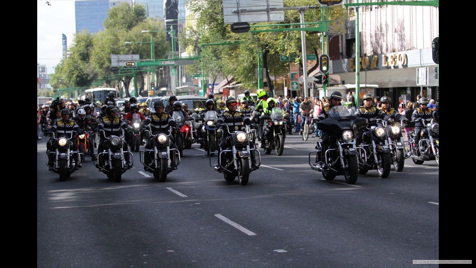 POLICIAS Y FOTOGRAFOS LO ESCOLTARON 