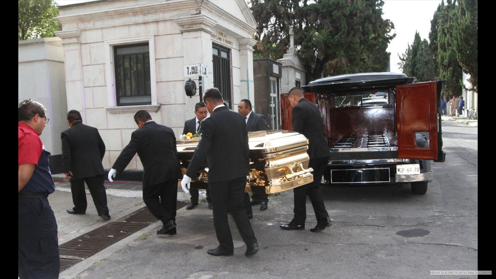 TRAS LOS HOMENAJES FUE SEPULTADO EN EL PANTEON FRANCES