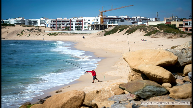 CONSTRUCTURAS SAQUEAN ARENA DE PLAYAS EN MARRUECOS